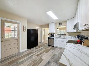 Nhà bếp/bếp nhỏ tại 2737 Bel Aire Circle