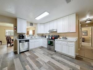 Nhà bếp/bếp nhỏ tại 2737 Bel Aire Circle