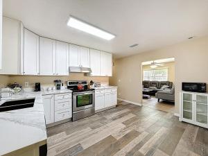 Nhà bếp/bếp nhỏ tại 2737 Bel Aire Circle