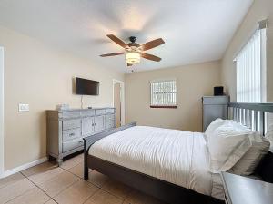 Giường trong phòng chung tại 2737 Bel Aire Circle +32 ảnh