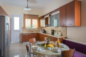 Fotografia z galérie ubytovania Sunny Breeze Deluxe Villa Near Beach, Private Pool v destinácii Kremasti