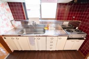 een keuken met een spoelbak en een fornuis bij Nakajima Park West House / Vacation STAY 5418 in Sapporo +48 foto's