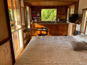 Upper BurringbarにあるEagles Rest -4WD AWD access -a private retreat for two-のベッドと机と窓のある寝室