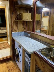 Upper BurringbarにあるEagles Rest -4WD AWD access -a private retreat for two-のキッチン(洗濯機、シンク付) +44枚の写真