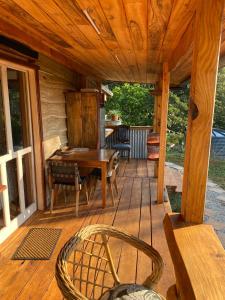 een veranda van een hut met een tafel en stoelen bij Eagles Rest -4WD AWD access -a private retreat for two- in Upper Burringbar