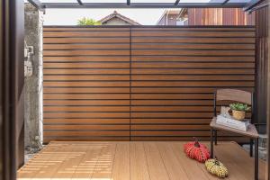 玉野市にあるKstyle Apartments UNOの椅子を前に置いた木製の柵