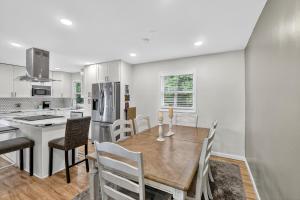 Una cocina o kitchenette en Spacious Getaway Near DC & Potomac River home