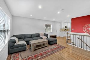 Ruang duduk di Spacious Getaway Near DC & Potomac River home +25 gambar