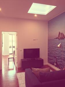 uma sala de estar com um sofá e vista para o oceano em Casa dos Pátios II em Aveiro