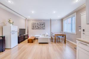 Kuchyň nebo kuchyňský kout v ubytování Cozy two beds lower level suite in Vancouver West