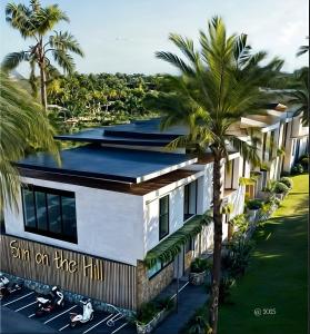 - une vue aérienne sur un bâtiment avec des palmiers dans l'établissement Sun of the hill, à Nusa Dua