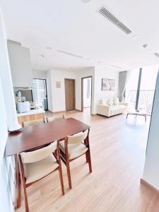 a kitchen and living room with a table and chairs at 西贡生态绿洲公寓EcoGreen-E in Ho Chi Minh City