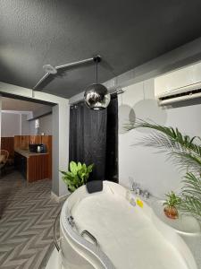 duża łazienka z wanną i umywalką w obiekcie Secret Suites - Love Making Romatic Abode w mieście Gurgaon