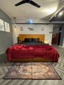 sypialnia z dużym łóżkiem i czerwonym kocem w obiekcie Secret Suites - Love Making Romatic Abode w mieście Gurgaon