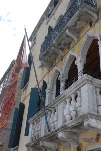 um edifício com uma bandeira numa varanda em Palazzo Cendon Piano Antico em Veneza