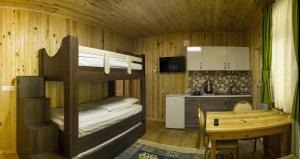 アイダー・ヤイラシにあるAyder Saray Apartの二段ベッド2台とキッチンが備わる客室です。