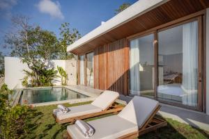 - Vistas al exterior de una villa con piscina en New cozy 2-Bedroom Ocean View Villa, en Uluwatu