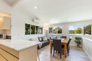 Χώρος καθιστικού στο Rainforest Retreat 4Bdr +14 φωτογραφίες