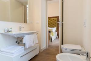 A bathroom at Navona Luxury Guesthouse Még 37 kép
