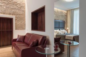 ein Wohnzimmer mit einem Sofa und einem Bett in der Unterkunft Navona Luxury Guesthouse in Rom