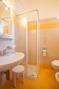 uma casa de banho com um chuveiro, um lavatório e um WC. em La Cantinella em Ostra
