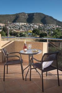 - Balcón con vistas, mesa y 2 sillas en Hotel Miguel Sanchez, en Alhaurín de la Torre