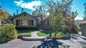 een huis met een tuin met een oprit bij Cozy Cabin by Bass Lake, with Boat Slip in Bass Lake