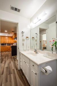 een badkamer met een wastafel en een grote spiegel bij Cozy Cabin by Bass Lake, with Boat Slip in Bass Lake +75 foto's