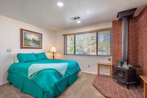 een slaapkamer met een bed en een bakstenen muur bij Cozy Cabin by Bass Lake, with Boat Slip in Bass Lake