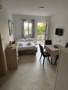 Ένα ή περισσότερα κρεβάτια σε δωμάτιο στο Meri apartmani