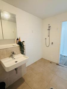 MerrylandsにあるMerrylands 2bedrooms Apt with free car parkingの洗面台とシャワー付きの白いバスルーム
