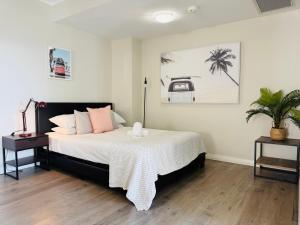 MerrylandsにあるMerrylands 2bedrooms Apt with free car parkingのベッドルーム1室(ベッド1台付)