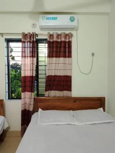Una cama o camas en una habitación de আরফা আবাসিক হোটেল
