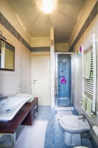 カスティリオーネ・デル・ラーゴにあるLa Carraiaのバスルーム(洗面台、トイレ、シャワー付)