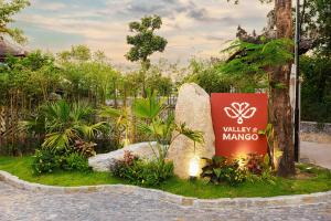 een bord voor een villa in een tuin bij Valley De Mango Hue in Thôn Châu Chữ +91 foto's