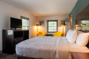 een hotelkamer met een bed en een televisie bij Comfort Inn Rockland - Boston in Rockland