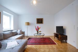a living room with a couch and a tv at Stilvolle Altbauwohnung beim Lindentor in Memmingen