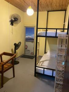 Una habitación con dos literas y un ventilador. en Wake N Flow, Hiriketiya, en Hiriketiya 16 fotos más