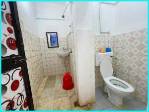 Koupelna v ubytování HOTEL - SRK DIVINE Palace - Near The Holy Shree Kashi Vishwanath Temple - Free Wi-Fi & Fully Air Conditioning Hotel - Restrurant & Lift Facility - Best Hotel In Varanasi + 18 fotografií