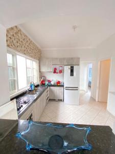 Kuchyň nebo kuchyňský kout v ubytování Casa com piscina em Mongaguá - 400m da praia II