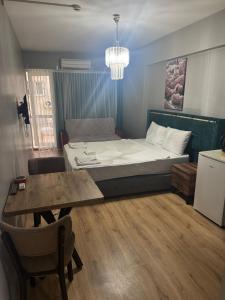 una pequeña habitación con una cama y una mesa en Diva Karşıyaka, en Karşıyaka