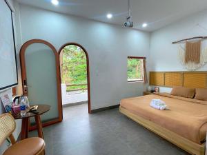 Kon Von KlaにあるDecember Homestay & Coffee Măng Đen - only Vietnamese Guestの大きなベッドとテーブルのある寝室 +84枚の写真