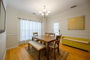 una sala da pranzo con tavolo e sedie di 4632 Liberty Square Dr Acworth ad Acworth