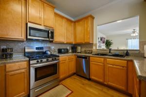 una cucina con armadietti in legno ed elettrodomestici in acciaio inossidabile di 4632 Liberty Square Dr Acworth ad Acworth Altre 24 foto