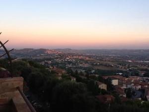 オージモにあるIl Conventino Appartamentoの地平線と夕暮れ時の街の景色