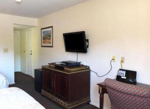 Телевизор и/или развлекательный центр в America's Best Inn Urbana Champaign