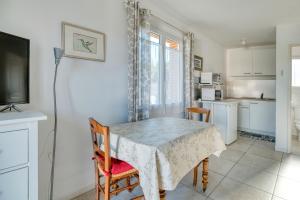 Η κουζίνα ή μικρή κουζίνα στο Gite Studio Le Colibri +15 φωτογραφίες