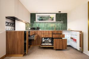 Кухня или мини-кухня в GOLDEN GOLF Brno with WHIRLPOOL, GARDEN and free PARKING
