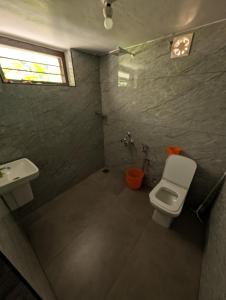 Ванная комната в Traditional Kerala house, Thalassery, Kannur