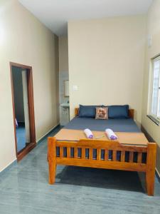 New HampiにあるBilva home stay hampiの部屋に木製のベッドがある寝室